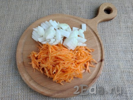 Репчатый лук очистить от шелухи, нарезать небольшими кусочками. Морковь очистить, а затем натереть на крупной тёрке.