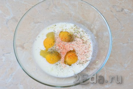 В достаточно большую миску вбейте яйца, влейте молоко, добавьте измельчённый чеснок, соль и специи, очень хорошо перемешайте венчиком (яичная смесь должна получиться однородной).