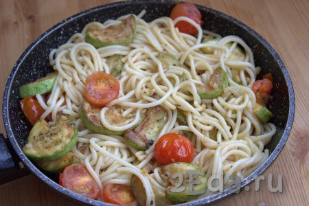 Перемешать спагетти с кабачками и помидорами, прогреть на сковороде на среднем огне помешивая, примерно, 2 минуты и снять с огня.