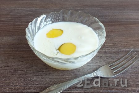 В мисочке взбейте вилкой 2 яйца и молоко.