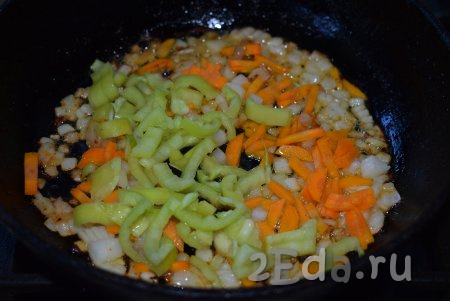 Далее нарезаем кубиками лук, соломкой нарезаем морковь и болгарский перец, затем выкладываем в сковороду, на которой обжаривалась индейка, и обжариваем овощи на умеренном огне, примерно, 7 минут (до мягкости), периодически помешивая.