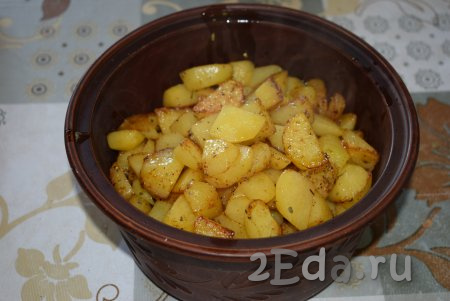 Поджаренный ароматный картофель отправляем в горшочек к овощам с индейкой.