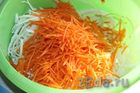 Очищенную морковь натереть на тёрке для моркови по-корейски и выложить к капусте.