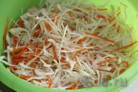 Пластинки чеснока выложить к капусте и моркови, тщательно перемешать.