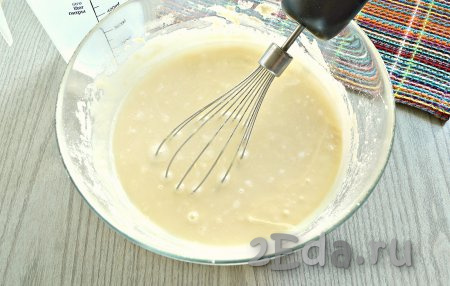 В густое тесто вливаем очень тонкой струйкой кипяток, непрерывно перемешивая блинное тесто, в нём не должно быть комочков.