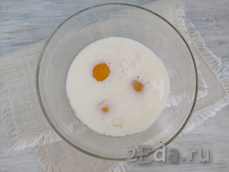 В миску вбить яйца, влить молоко.