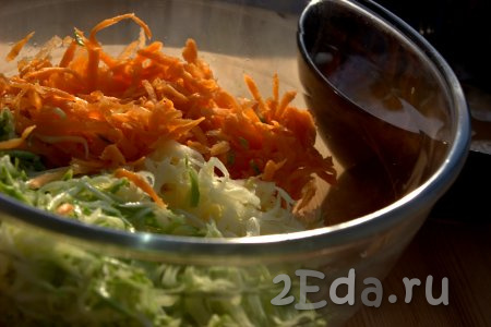 Оставить картошку, кабачки и морковку на 10-15 минут, чтобы овощи пустили сок. Затем их хорошо отжать и поместить в глубокую миску.