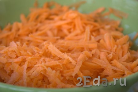 Морковь очистить, помыть, натереть на средней тёрке и тоже немного посолить.