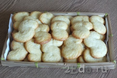 Противень с готовым печеньем достаньте из духовки, переложите печенюшки в вазочку и дайте им остыть. Можно подавать печенье и чуть тёплым.