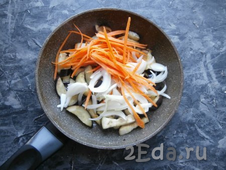 Баклажаны чуть отжать от жидкости, выложить на сковороду, достаточно хорошо разогретую с растительным маслом, и обжарить минут 5 на среднем огне. Затем добавить нарезанный перьями (или полукольцами) лук, выложить морковь, натёртую на корейской тёрке.