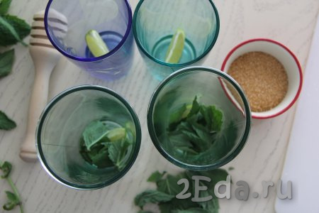 В каждый стакан выложить по 1 дольке лайма и листики с 1 веточки мяты.
