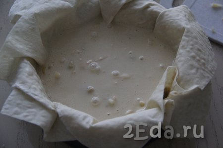 Вылить заливку в форму поверх сыра.
