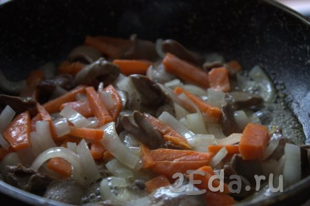 Затем в сковороду к луку и сердечкам добавить очищенную и нарезанную морковь (я морковь нарезала небольшими брусочками, но можно натереть на тёрке), хорошо перемешать, слегка посолить и продолжать обжаривать сердечки с овощами на среднем огне ещё минут 5.