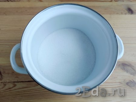 Сахар высыпать в кастрюлю, в которой будете варить джем.