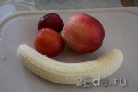 Фрукты моем. Для десерта подойдут любые фрукты и ягоды с кислинкой, они придадут баланс сладковатому крему. Я взяла банан, очистив его от кожуры, нектарин и 2 сливы.