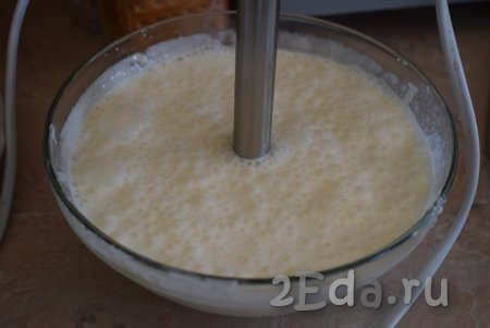 Погружным блендером взбиваем творожный сыр с сахаром и сливками в течение 2-3 минут. Должен получиться однородный творожный крем.