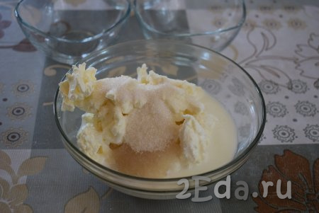 В глубокую миску выкладываем творожный сыр, ванилин, сахар и вливаем сливки.