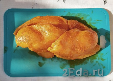 По истечении указанного времени замаринованное филе достать из холодильника, выложить кусочки друг на друга таким образом, чтобы удобно было формировать рулет (как на фото).
