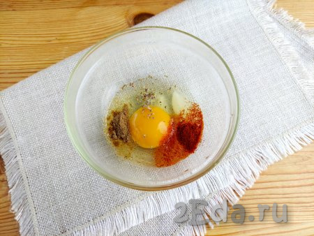 В миску, в которой будете замешивать кляр, выложить яйцо, соль, перец и сухие специи.