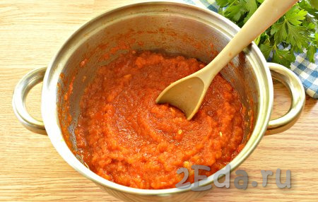 Кастрюлю с томатно-овощной смесью ставим на средний огонь. Когда аджика из кабачков с томатной пастой закипит, уменьшив огонь до минимального, варим 50 минут, периодически её перемешивая.