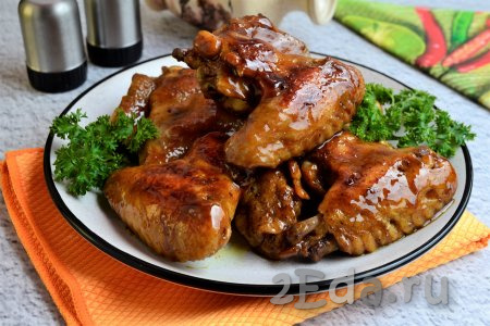 Невероятно вкусные, мягкие и красивые куриные крылышки, приготовленные в соевом соусе на сковороде, подавать в тёплом виде.