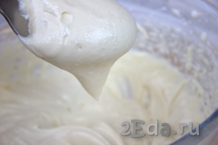 Небольшими порциями добавить просеянную с разрыхлителем муку в яично-масляную смесь, аккуратно перемешать ложкой. Тесто получится воздушным, похожим на густую сметану (как на фото).