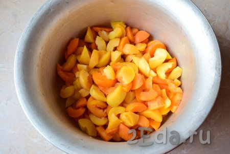 Для приготовления абрикосового конфитюра выбирайте спелые и ароматные плоды. Хорошо их промойте от загрязнений, разломайте на две половинки и удалите косточки. Абрикосы можно нарезать на кусочки, чтобы они быстрее разварились.
