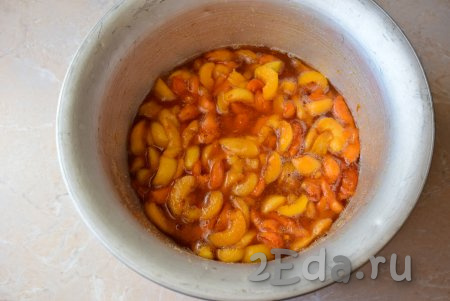 По прошествии нескольких часов абрикосы хорошо пустят сок. Поставьте кастрюлю с абрикосами в сахарном сиропе на небольшой огонь и доведите до кипения, помешивая и снимая образующуюся пену. Затем проварите в течение 5 минут, периодически перемешивая.