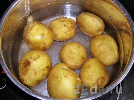 Картошку тщательно моем, кладём в холодную воду, не очищая от кожуры, и варим до готовности (примерно, 25 минут, готовые картошины будут легко прокалываться вилкой). Сливаем с картофеля воду и оставляем остывать.