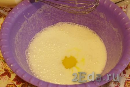 К пышной белковой массе поочередно добавлять по одному желтку и по 1 столовой ложке сахара, взбивать миксером каждый раз до однородности (по 2-3 минуты).