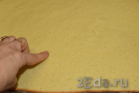 Готовность бисквита проверяем деревянной ложкой или же пальцами - как только при дотрагивании до теста на нём не останется следов, значит бисквит можно доставать из духовки.