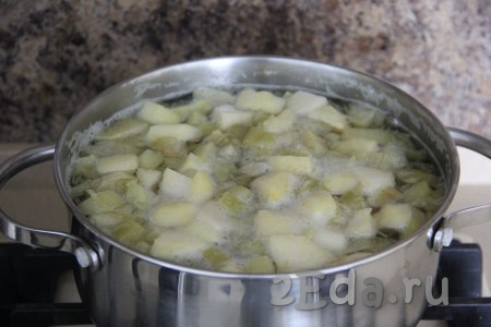 Довести компот из ревеня и яблок до кипения, а затем варить на среднем огне 2-3 минуты. Снять кастрюлю с огня и полностью остудить напиток. 