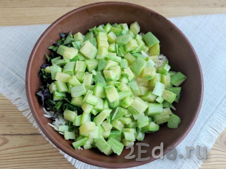 Выложить кабачки в миску с зеленью, сыром и чесноком.