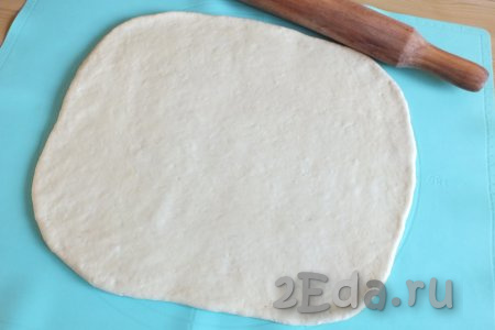 Рабочую поверхность присыпьте щепоткой муки, если это необходимо. Я раскатывала тесто на силиконовом коврике, его можно не присыпать мукой. Раскатайте тесто в пласт размером 30 см на 20 см.