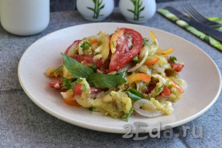 Салат из баклажанов, болгарского перца и помидоров с чесноком
