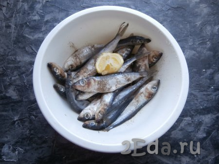 Салаку разморозить, помыть, посыпать солью и перцем, выдавить на рыбку лимонный сок и перемешать. Оставить рыбу на 30-40 минут.