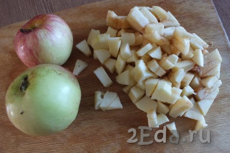Яблоки очистите от кожуры и семенной коробочки, нарежьте на небольшие кусочки (с размером стороны, примерно, 1 см).