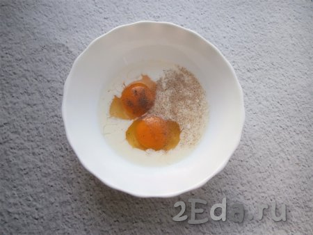 В миску разбить яйца, влить молоко, всыпать соль и перец по вкусу.