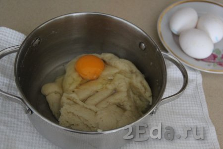 Немного остудить тесто, а затем добавлять по одному сырые яйца, каждый раз перемешивая тесто столовой ложкой (или на низкой скорости миксера) до однородности.