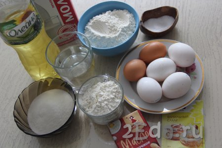 Подготовить продукты для приготовления торта "Тропиканка". Сливочное масло для приготовления заварного крема должно быть комнатной температуры, поэтому достаньте его заранее.