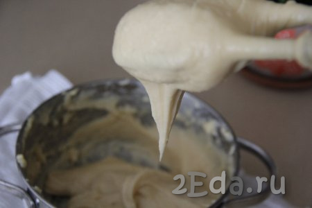 Заварное тесто должно получиться гладким, не густым и тягучим. Решая, добавить в тесто 4 или 5 яиц, ориентируйтесь на консистенцию теста.