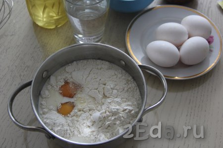 Сначала приготовим заварной крем, для этого в кастрюле нужно соединить молоко, яйца, сахар, муку и ванильный сахар.