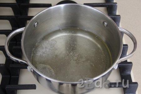 Для приготовления заварного теста нужно влить в кастрюлю воду и растительное масло, добавить соль.