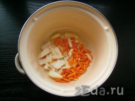 Морковь, картофель, лук и чеснок очистить. В кастрюлю поместить сливочное масло, добавить 1 столовую ложку растительного масла. Поставить кастрюлю на небольшой огонь. Когда сливочное масло растопится, добавить в кастрюлю нарезанный кусочками лук и морковь, нарезанную соломкой.