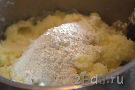 Затем в картофельное пюре всыпать разрыхлитель и 70 грамм муки.