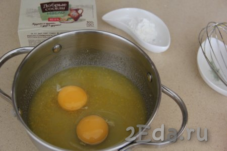 По истечении времени в смесь цедры и сахара влить лимонный сок, добавить яйцо и яичный желток. 