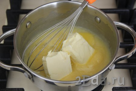 Снять кастрюлю с огня и в горячую лимонную массу добавить мягкое сливочное масло, разрезанное на кусочки.
