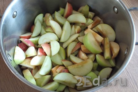 Яблоки вымыть, удалить семенную коробочку, если есть повреждения, то обрезать. Нарезать яблоки на дольки и только после этого взвесить. Я даю расчёт на 1 килограмм яблок, нарезанных дольками. Яблочные дольки выложить в достаточно объёмную кастрюлю с толстым дном.