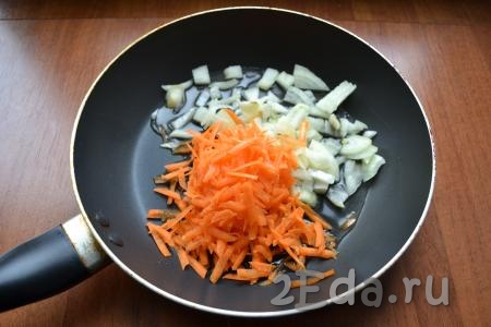 Морковь очистить и натереть на крупной терке, очищенный лук нарезать кусочками, поместить в сковороду, влить растительное масло.