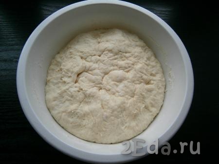 Накрыть тесто пленкой и оставить в тепле на 1,5 часа. За это время тесто нужно пару раз опустить, когда оно хорошо поднимется.